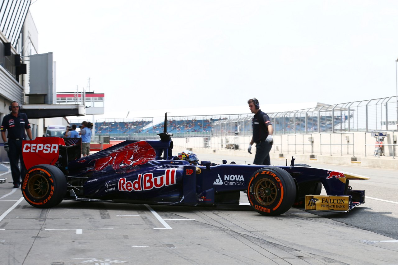 Carlos Sainz Jnr (ESP) Scuderia Toro Rosso STR8 Test Driver leaves the pits.

