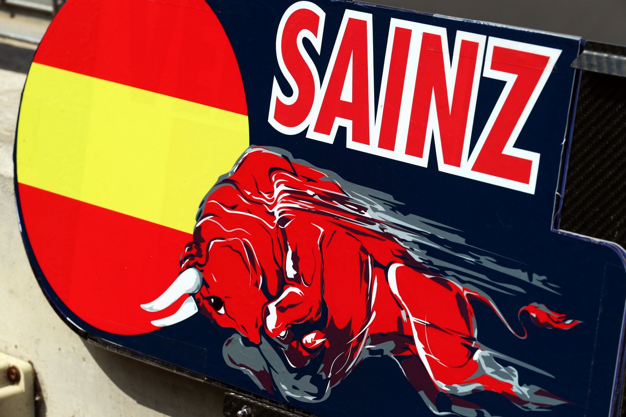 Pit board for Carlos Sainz Jnr (ESP) Scuderia Toro Rosso Test Driver.
