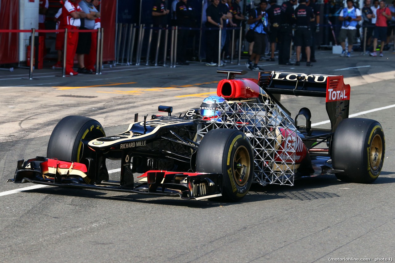 Nicolas Prost (FRA) Lotus F1 E21 Test Driver running sensor equipment.
