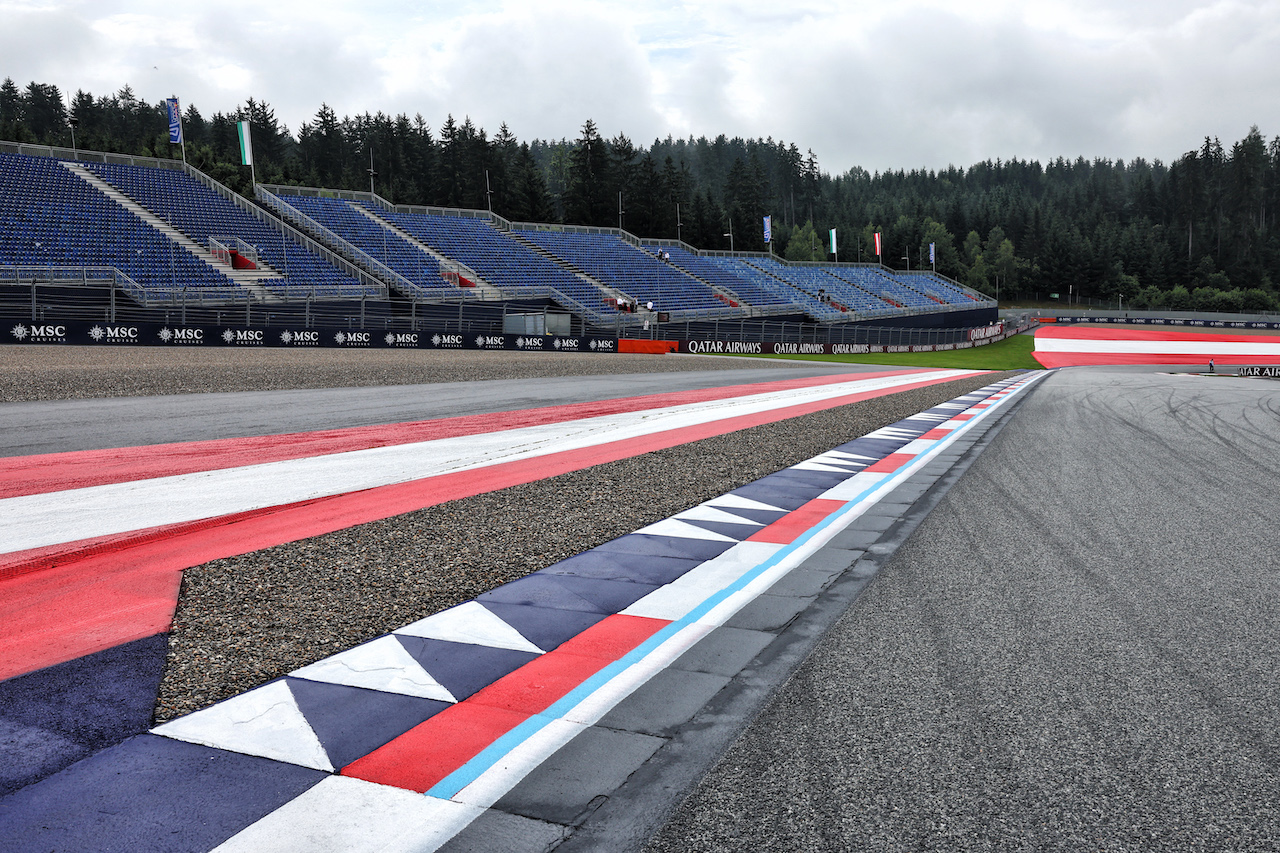 A gravel strip at the penultimate corner to deter track limit infractions.
27.06.2024. Formula 1 World Championship, Rd 11, Austrian Grand Prix, Spielberg, Austria, Preparation Day.
- www.xpbimages.com, EMail: requests@xpbimages.com © Copyright: Batchelor / XPB Images