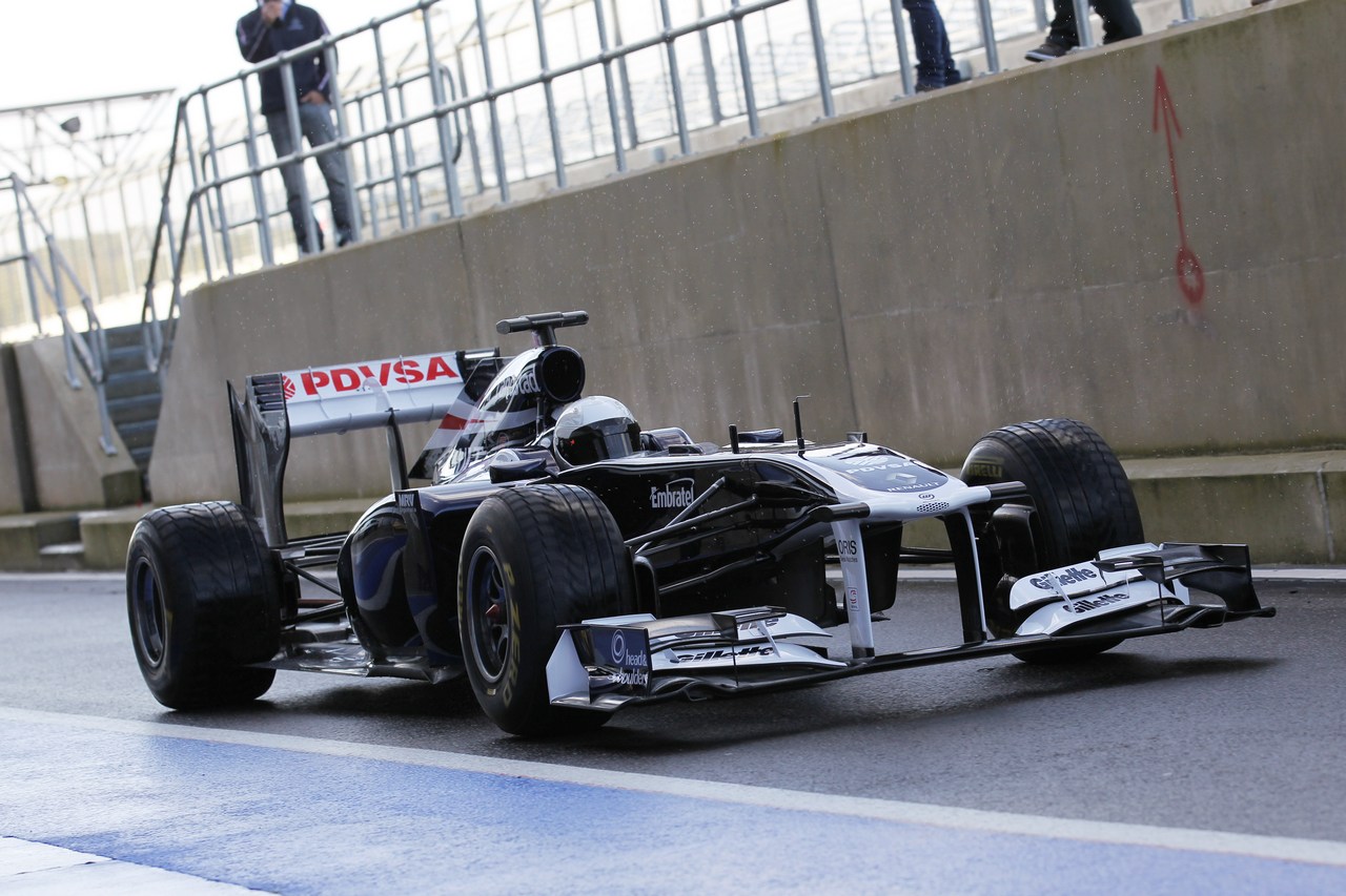 Susie Wolff (GBR), drives the Williams FW33 
