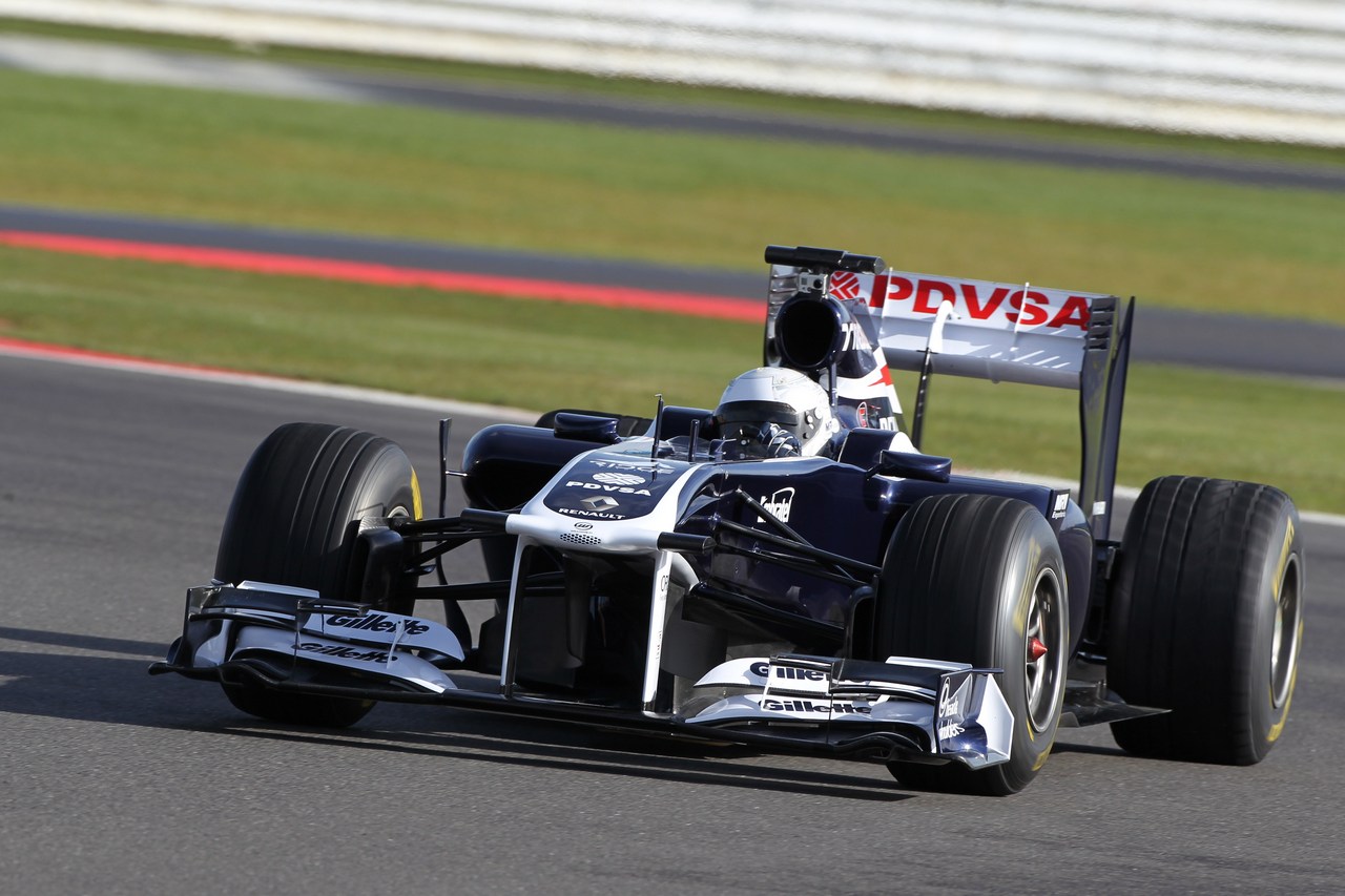 Susie Wolff (GBR), drives the Williams FW33 
