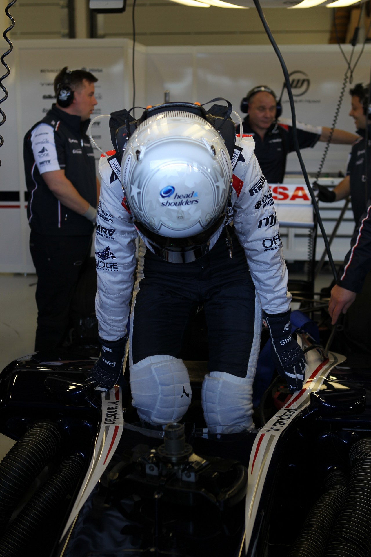 Susie Wolff (GBR), drives the Williams FW33 
