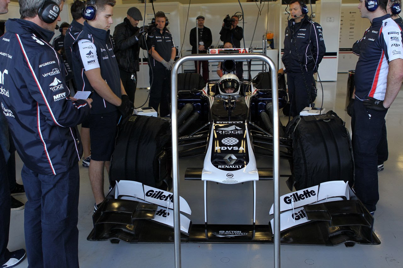 Susie Wolff (GBR), drives the Williams FW33 
