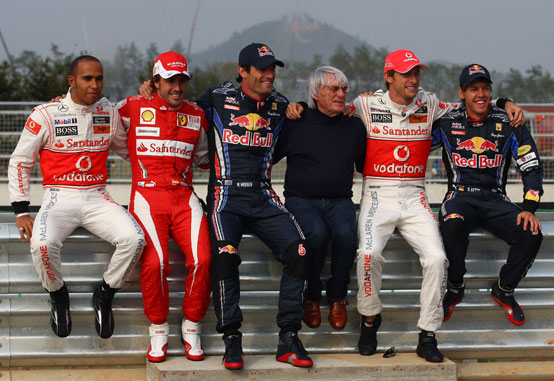 I pretendenti al titolo di F1 ricreano una famosa foto con Ecclestone