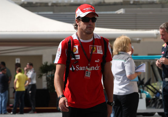 Alonso, i rivali per il titolo ironizzano sulle sue gambe depilate