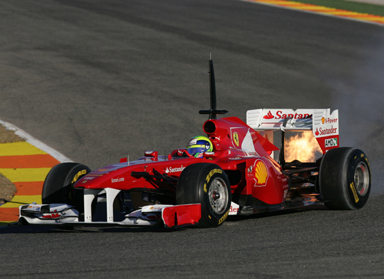Valencia, subito a fuoco la Ferrari F150 con Massa
