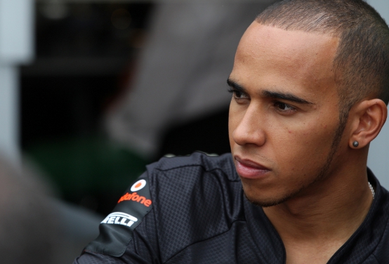 Hamilton smentisce le trattative con Red Bull, nuove voci sulla Ferrari