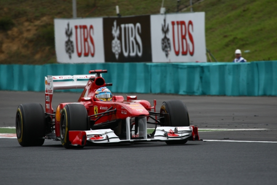 Alonso: “Ferrari aggressiva in gara, McLaren favorita”