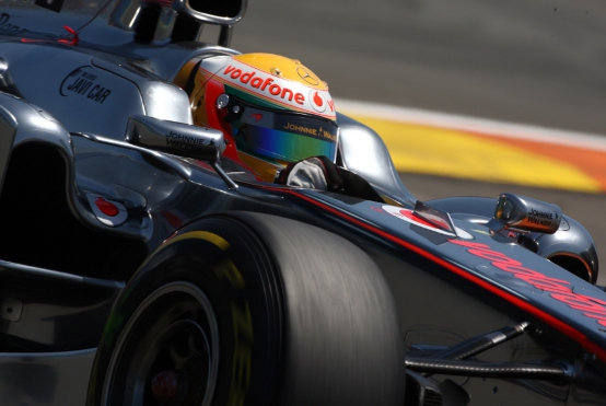 Hamilton: “Il divieto degli scarichi soffiati favorisce la Ferrari”