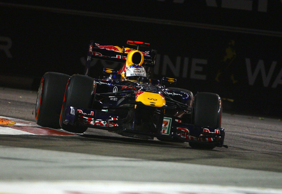 GP Singapore: Vettel vince, il secondo titolo a un passo