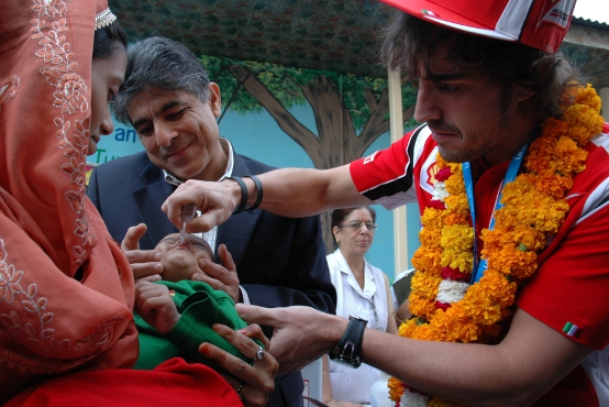 Nuova Delhi: Alonso protagonista della campagna antipolio dell’UNICEF
