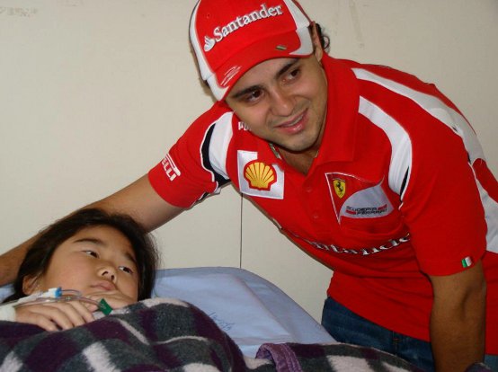 Ferrari: Felipe Massa dona un sorriso a tanti bambini