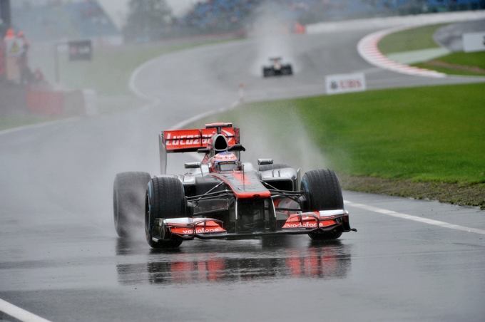 Button: “In queste condizioni di pioggia battente la gara sarebbe da fermare”