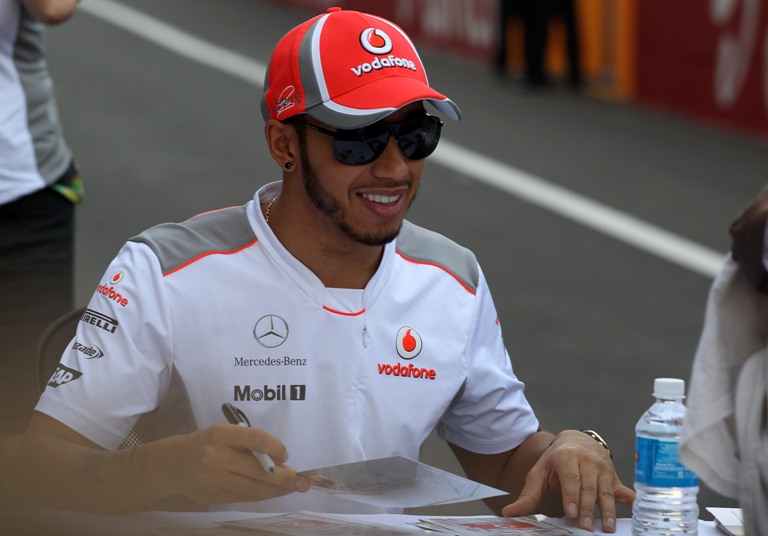 Hamilton rimane in India per aiutare i bambini
