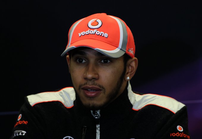 Lewis Hamilton: “I commissari dovrebbero pulire il lato sporco della pista per non penalizzare alcuni piloti”