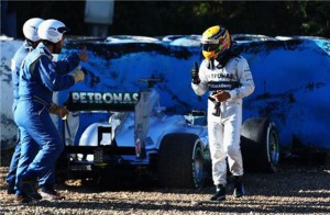 Incidente per Hamilton al debutto con la Mercedes