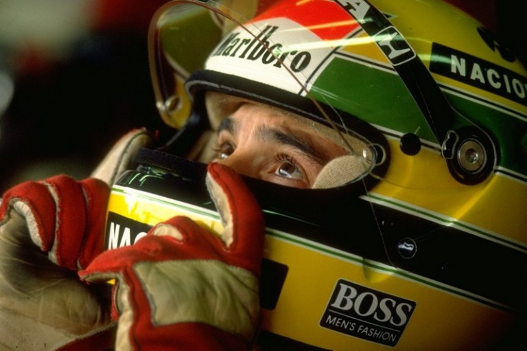 Venduti all’asta i guanti indossati da Senna nel  ’91