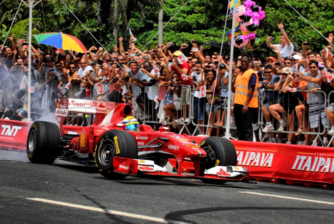 Esibizione Ferrari per le strade di Rio de Janeiro