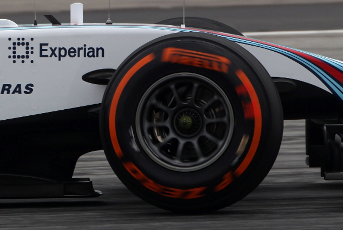 Pirelli: Hembery, “Grande quantità di gomma non di F1 già depositata sul circuito”