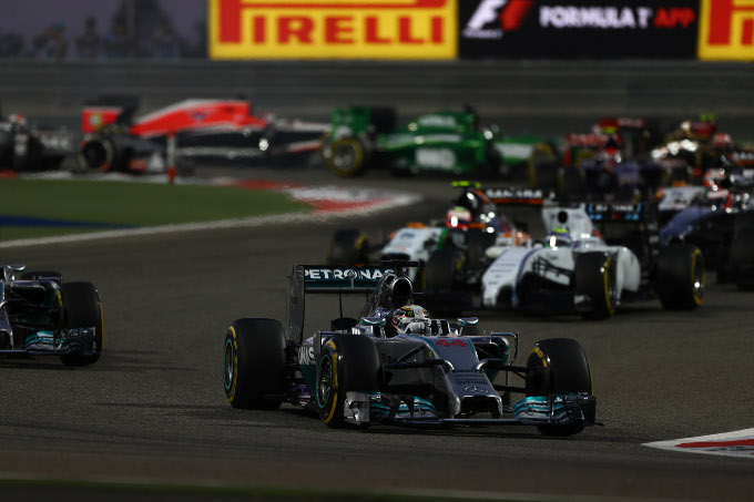GP Bahrain: Hamilton vince e batte Rosberg, Ferrari in crisi