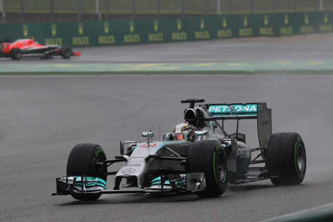 GP Cina: Hamilton in pole sotto la pioggia davanti alle Red Bull, Alonso quinto