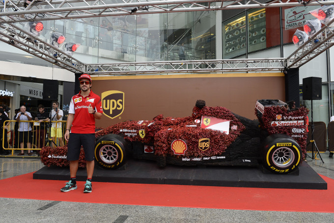 Ferrari, scultura vivente di F1 a Singapore