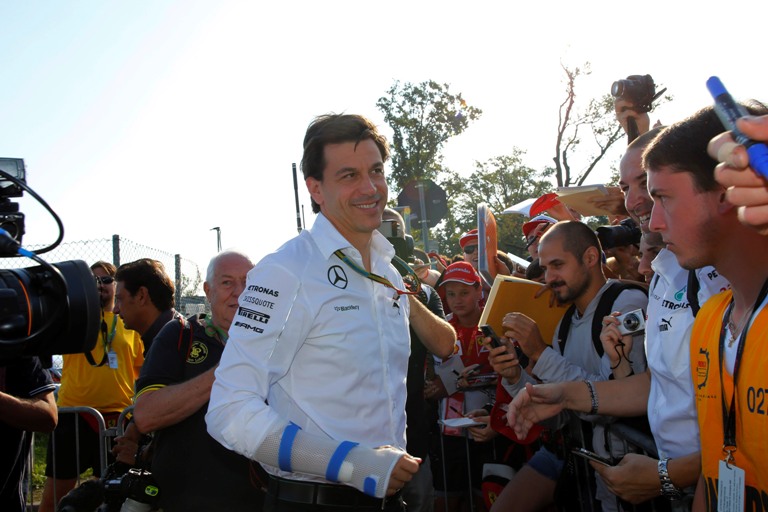 Wolff nega di aver sorriso dopo l’errore di Rosberg