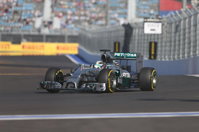 GP Russia: Hamilton in pole position davanti a Rosberg e Bottas