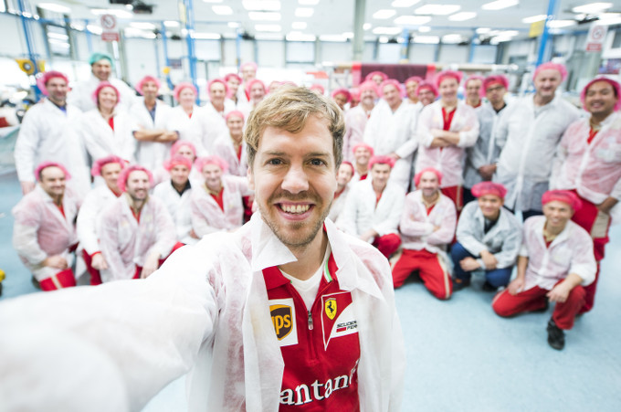 Vettel e il selfie con il team Ferrari a Maranello