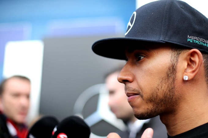 Lewis Hamilton strizza l’occhio alla Ferrari