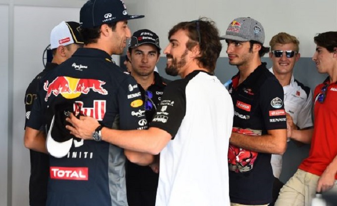 Ricciardo difende Alonso: “È andato via per vincere”
