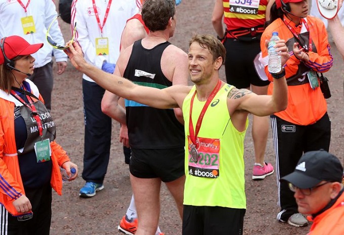Jenson Button alla Maratona di Londra per la ricerca contro il cancro