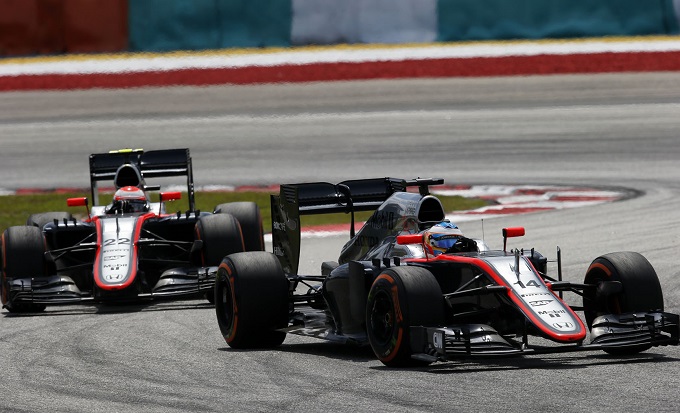 La McLaren Honda corre con 100 cavalli in meno della concorrenza