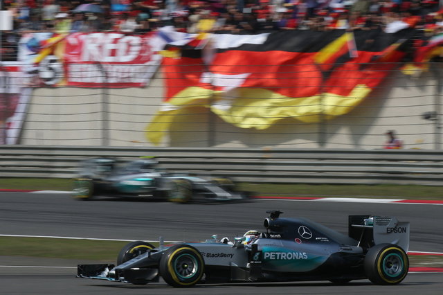 Hamilton risponde alle polemiche di Rosberg: “Non era sufficientemente veloce”