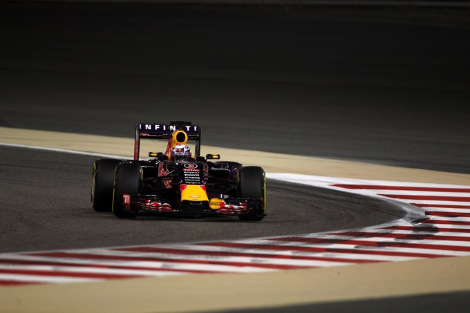 Ricciardo: “Correre di notte potrebbe aiutarci”