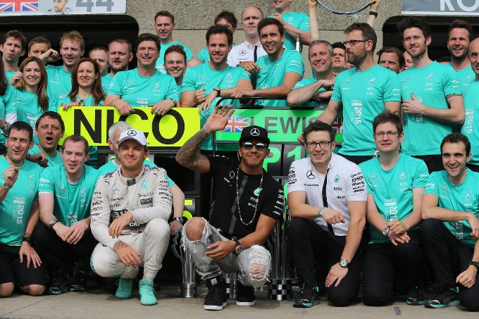 Mercedes: al comando in F1 anche ai box