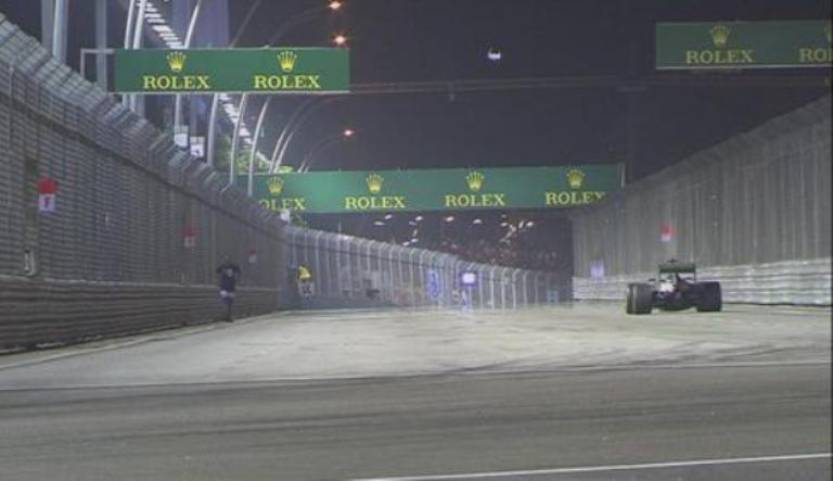 Vettel: “L’invasore di pista? Un pazzo!”