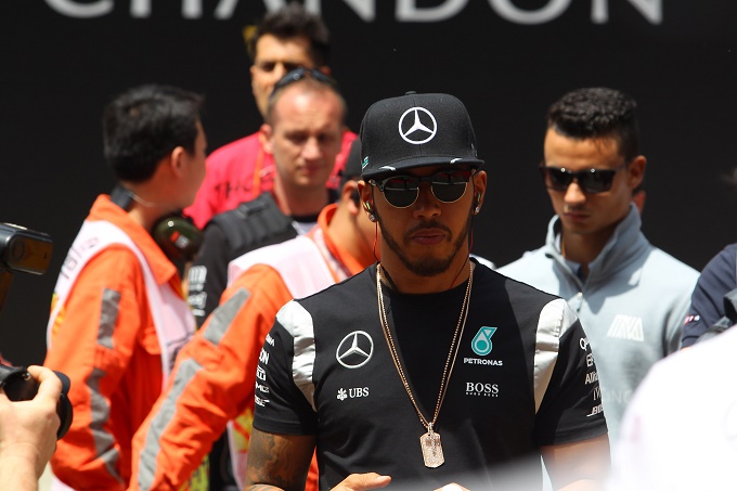 Mercedes, Toto Wolff difende Lewis Hamilton: “Le critiche non lo scalfiscono”