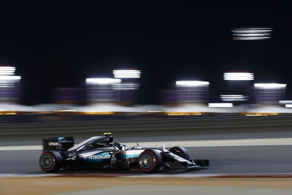 F1 GP Bahrain: Rosberg vola via nel deserto