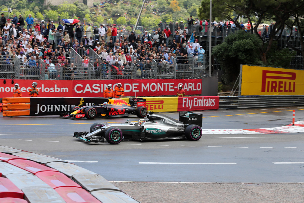 GP Monaco – Hamilton rapace, Ricciardo beffato dal team, Ferrari ancora disorientata