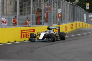 La FIA autorizza la Mercedes a sostituire prima del via le gomme sulla monoposto di Hamilton
