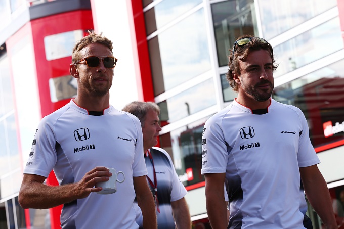 McLaren, Alonso: “Venerdì frenetico, per accedere alla Q3 sarà battaglia”