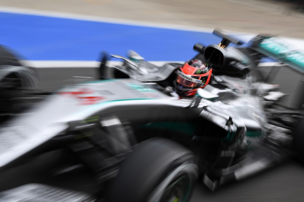 Test F1 Silverstone, Giorno 2: La Mercedes di Ocon guida il gruppo al mattino