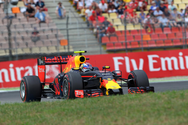 Red Bull, Verstappen: “La Mercedes è ancora troppo veloce”