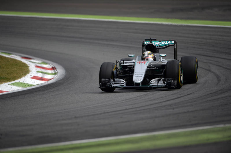 Mercedes, Hamilton: “Red Bull e Ferrari competitive a Singapore”