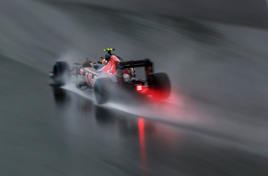Verstappen incanta sotto la pioggia di San Paolo, ma la FIA deve concedere una maggiore libertà ai piloti