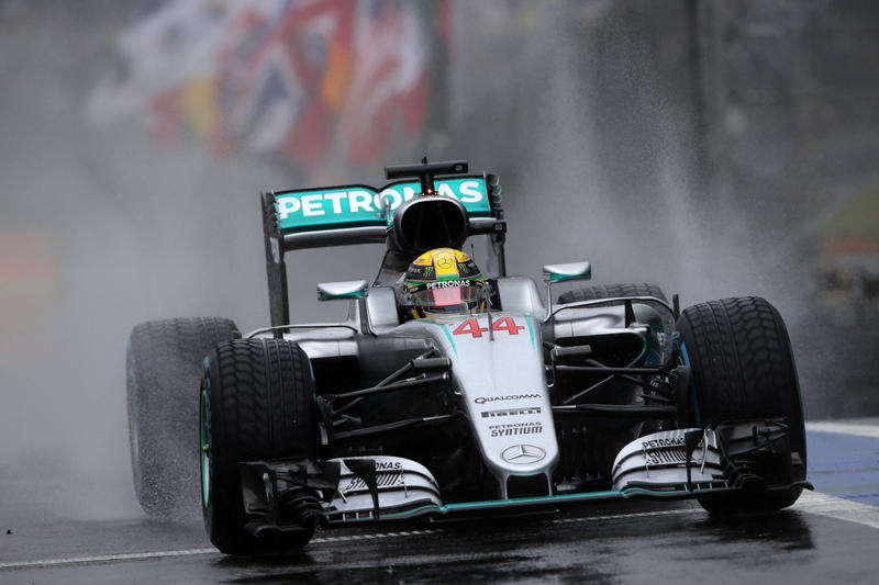 F1 GP Brasile: Hamilton vince sotto una pioggia interminabile. Il Mondiale si decide ad Abu Dhabi