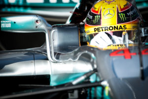 F1 | Lewis Hamilton mostra la sua Mercedes e risponde ai fan