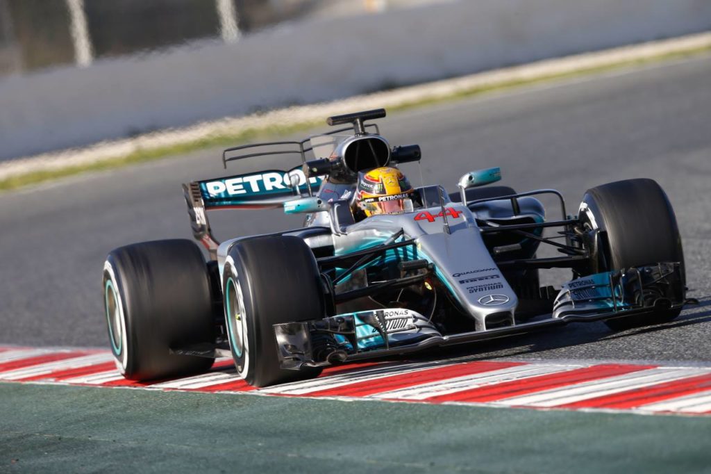 F1 | Mercedes, Hamilton non si fida della Ferrari: “Più lenti di noi nei test? Vettel sta bluffando”